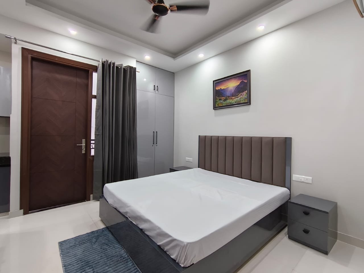 1 RK + 1 bhk in Dlf phase 1 Gurgaon photo