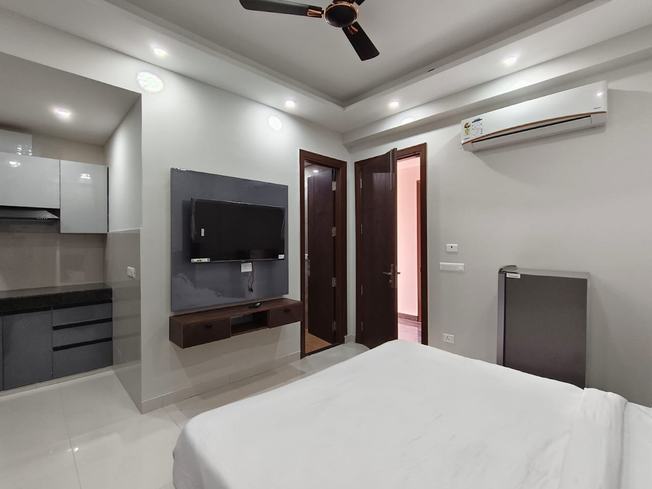 1 RK + 1 bhk in Sushantlok, Gurgaon photo