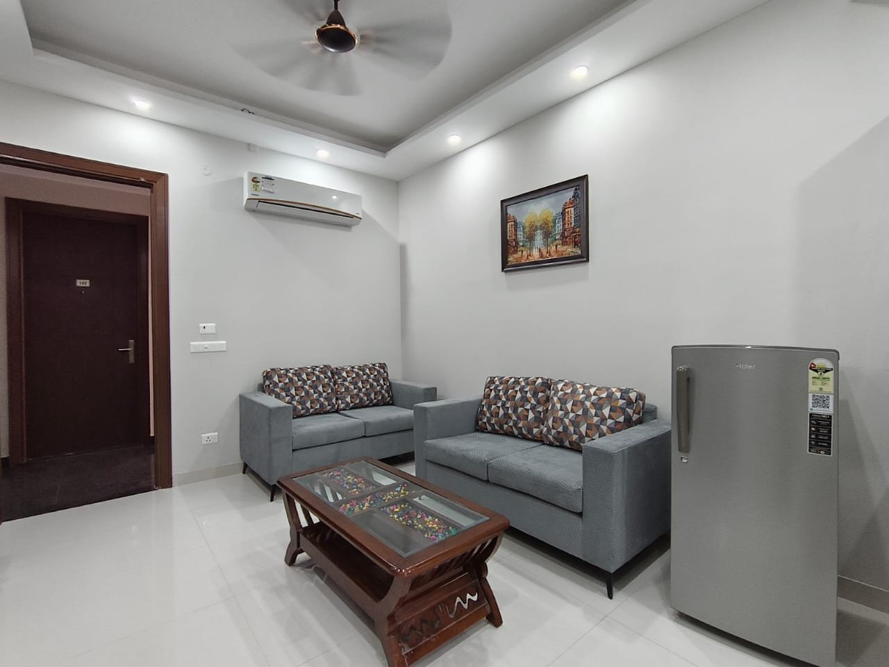 1 RK + 1 bhk in Sec 53 golf course road Gurgaon photo